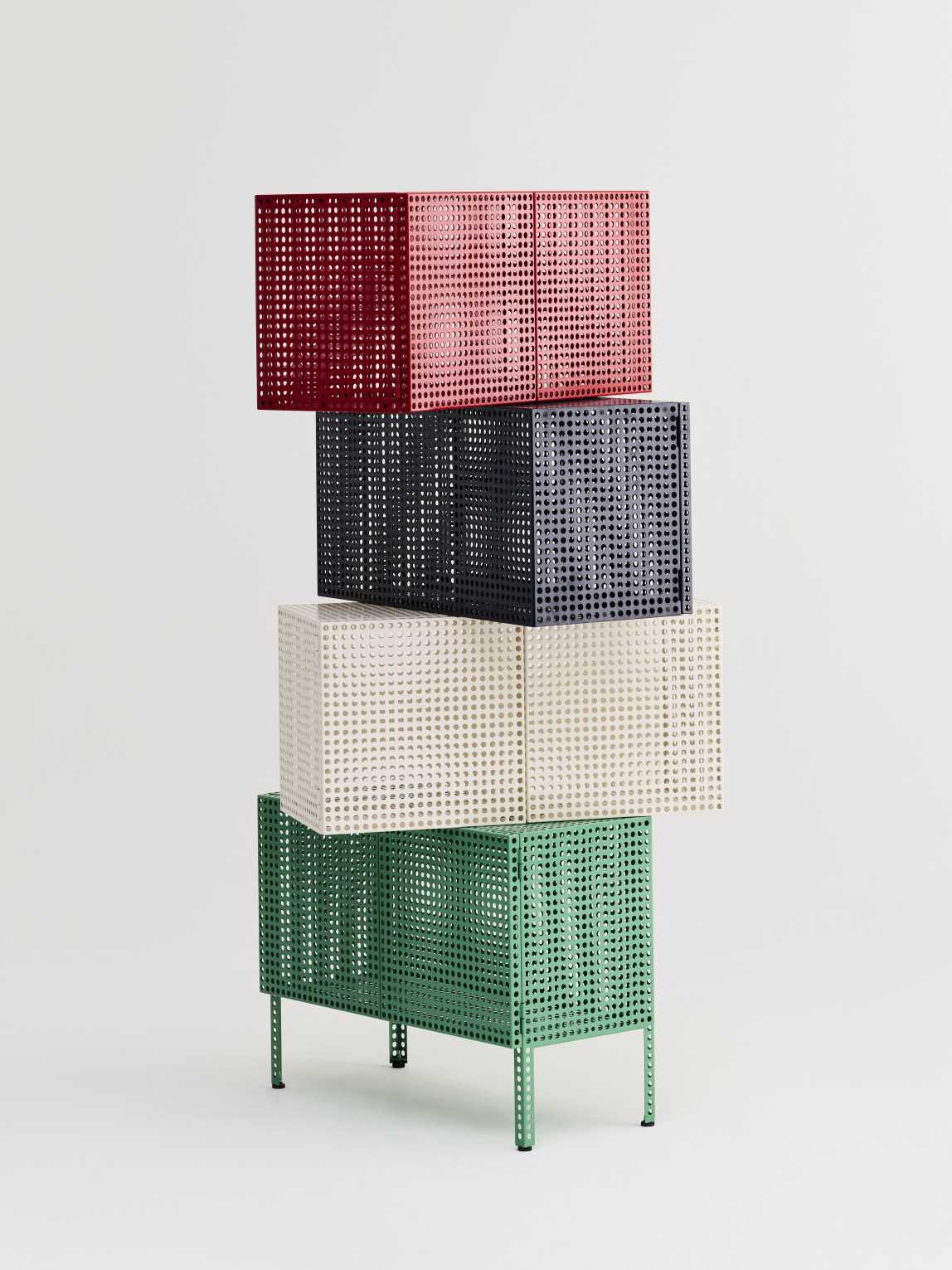 Gestapeltes Hay Perforated Cabinet Wall Sideboard in Rot, Schwarz, Beige und Grün, perforierte Metallstruktur.