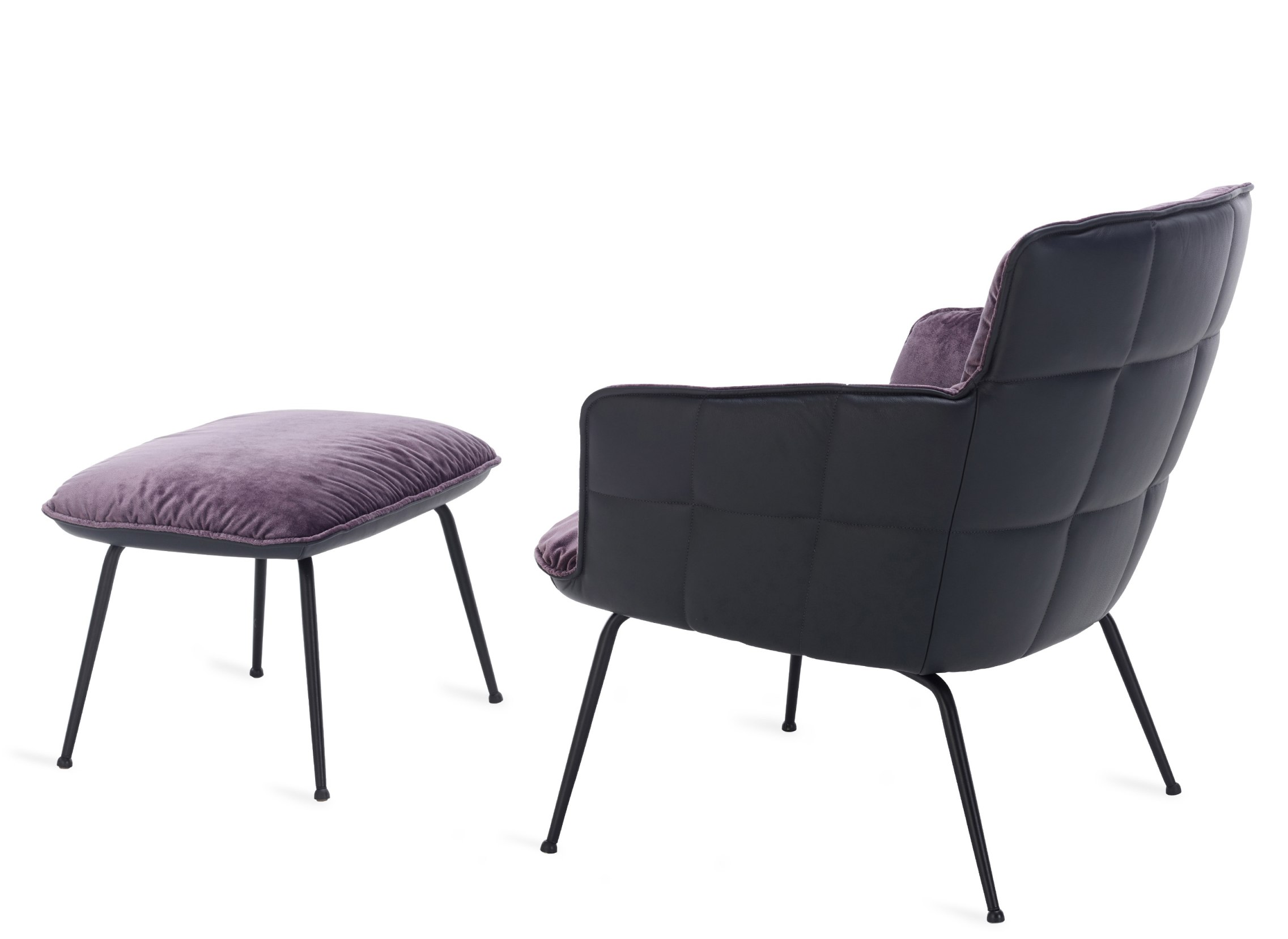 Marla Ottoman von Freifrau Manufaktur: Gepolsterter Hocker und Sessel in Lila und Schwarz mit Metallbeinen.