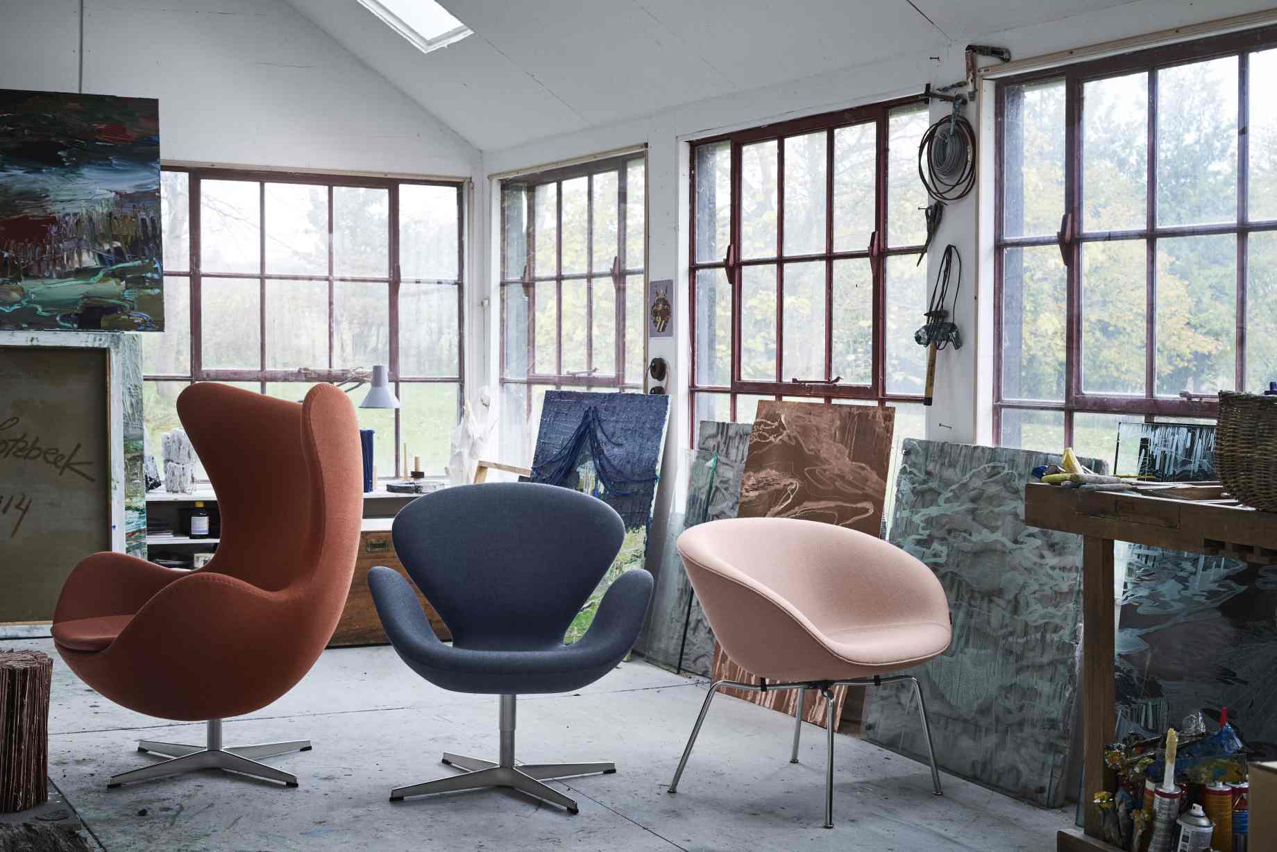 Fritz Hansen Sessel-Kollektion: Egg Chair in Orange, Schwan Sessel in Blau und Pot Sessel in Rosa.
