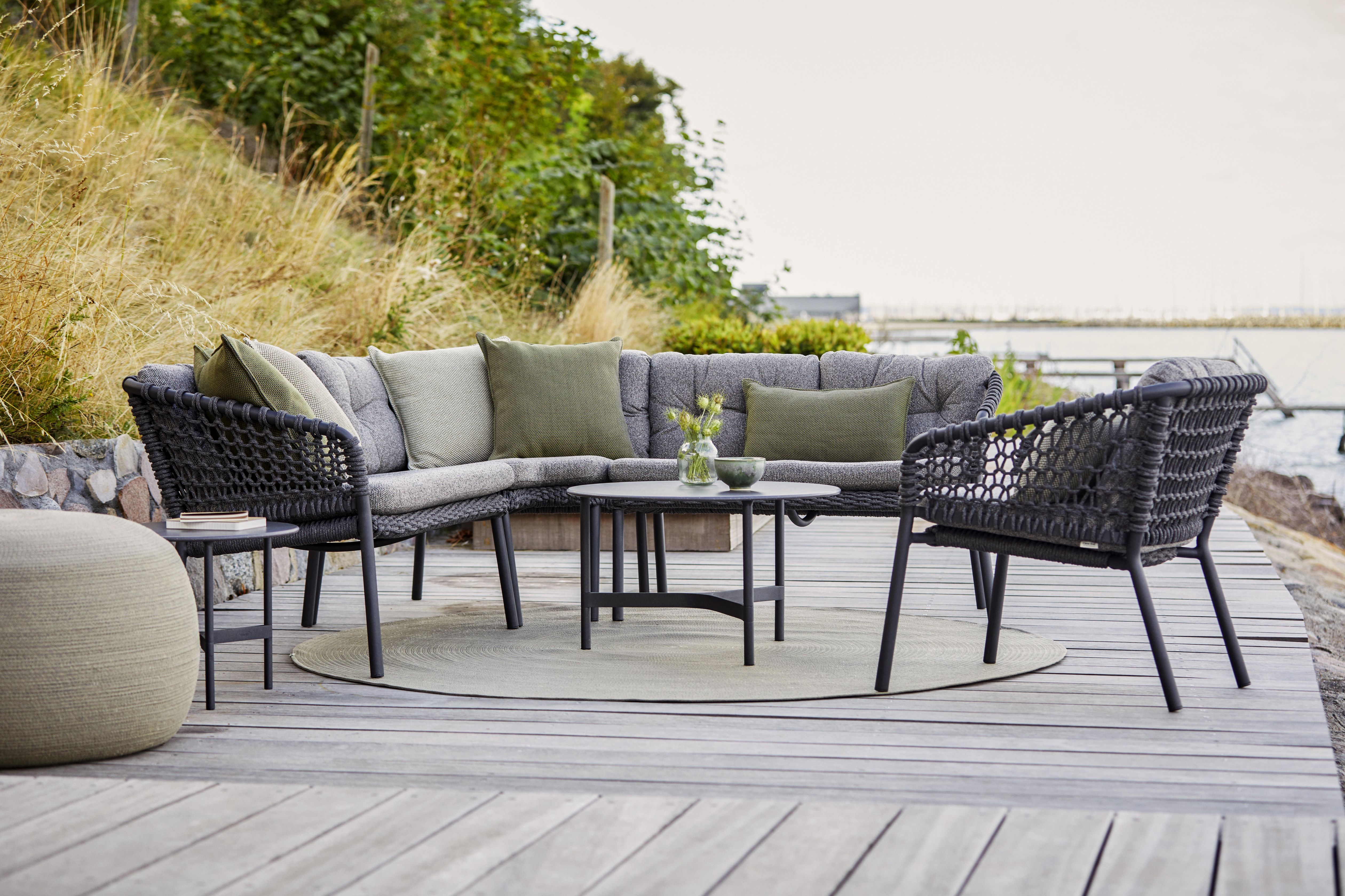 Ocean Sofa 2-Sitzer von Cane-Line in Helbraun: Gartenmöbel Lounge Sofa mit Kissen und Tisch.