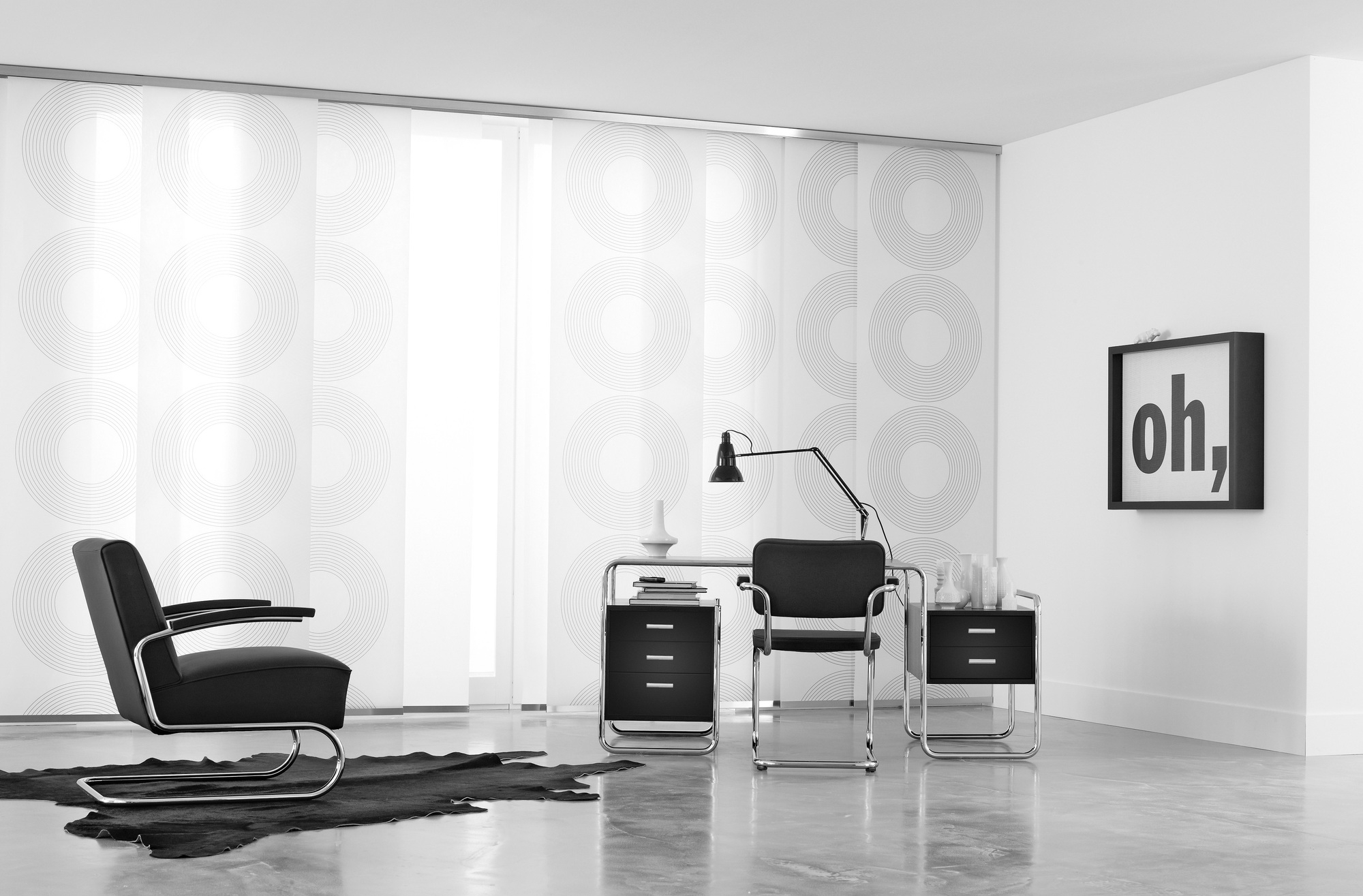 S 285 Stahlrohr Schreibtisch von Thonet in minimalistischem Büroambiente mit Stahlrohrmöbeln und passendem Sessel.