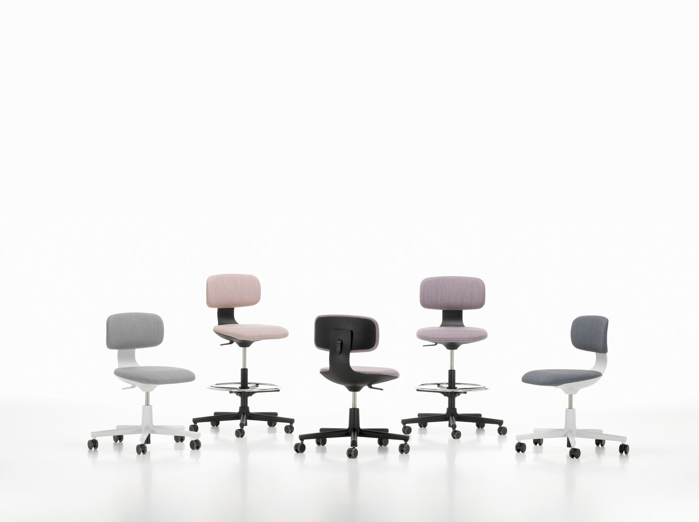 Vitra Rookie High Bürodrehstühle in verschiedenen Farben und Ausführungen vor weißem Hintergrund.