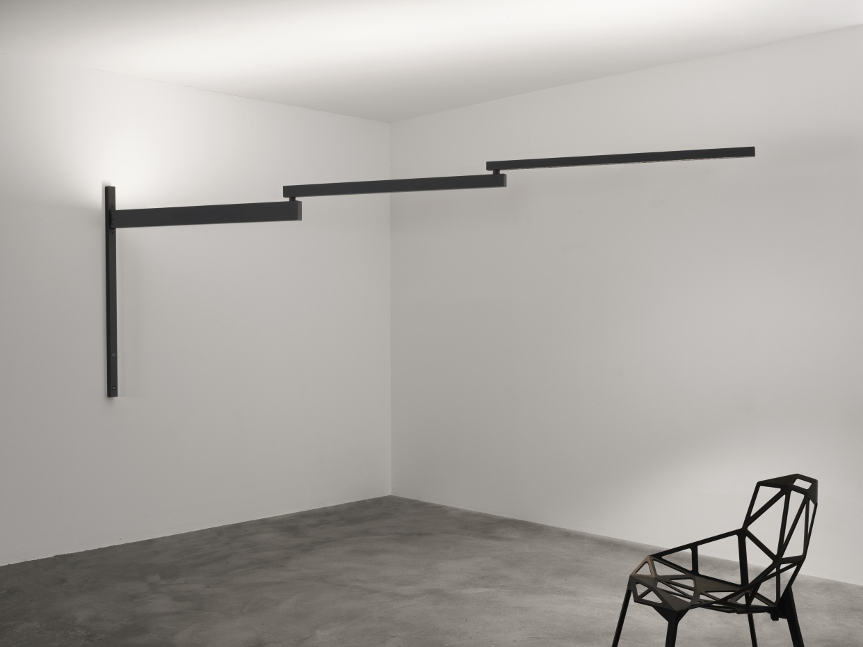 Nahaufnahme der modernen Flos Black Flag Wandleuchte, schwarzes, modulares Design, indirekte Beleuchtung im minimalistischen Raum.