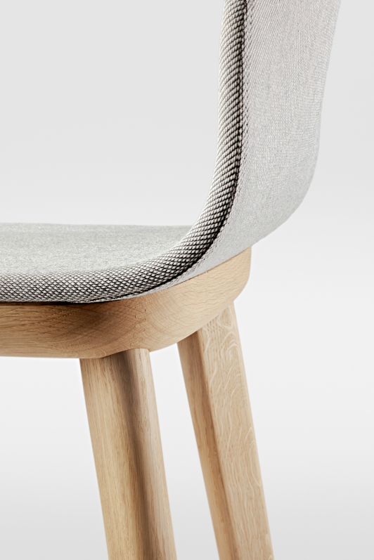 Detailaufnahme des Aeon Barstool Barhockers mit hellgrauem Bezug und hellem Holzgestell.
