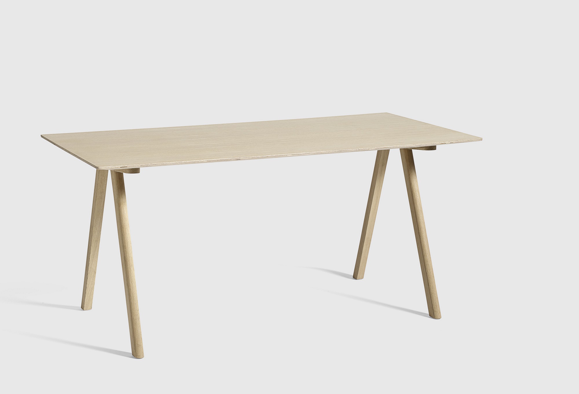 Heller Copenhague Tisch CPH 10 von Hay mit rechteckiger Tischplatte und Holzbeinen.