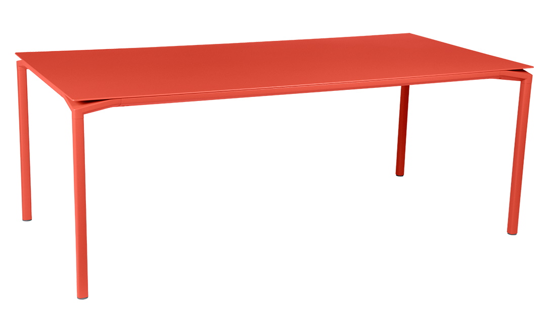 Calvi Tisch von Fermob, ein moderner Outdoor-Tisch aus Metall in auffälligem Rot.