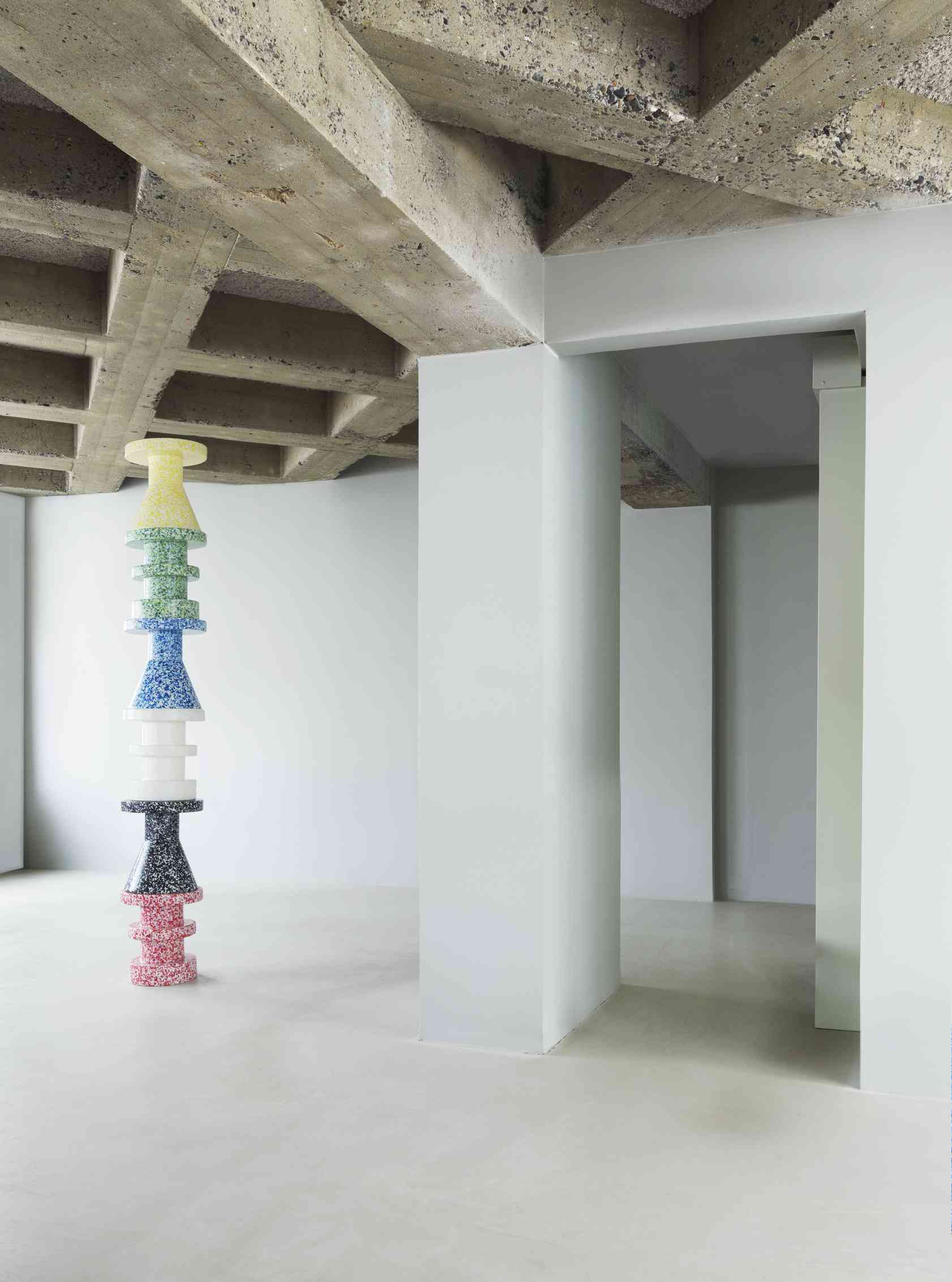 Gestapelte Bit Stool Cone Hocker von Normann Copenhagen in verschiedenen Farben im minimalistischen Raum.