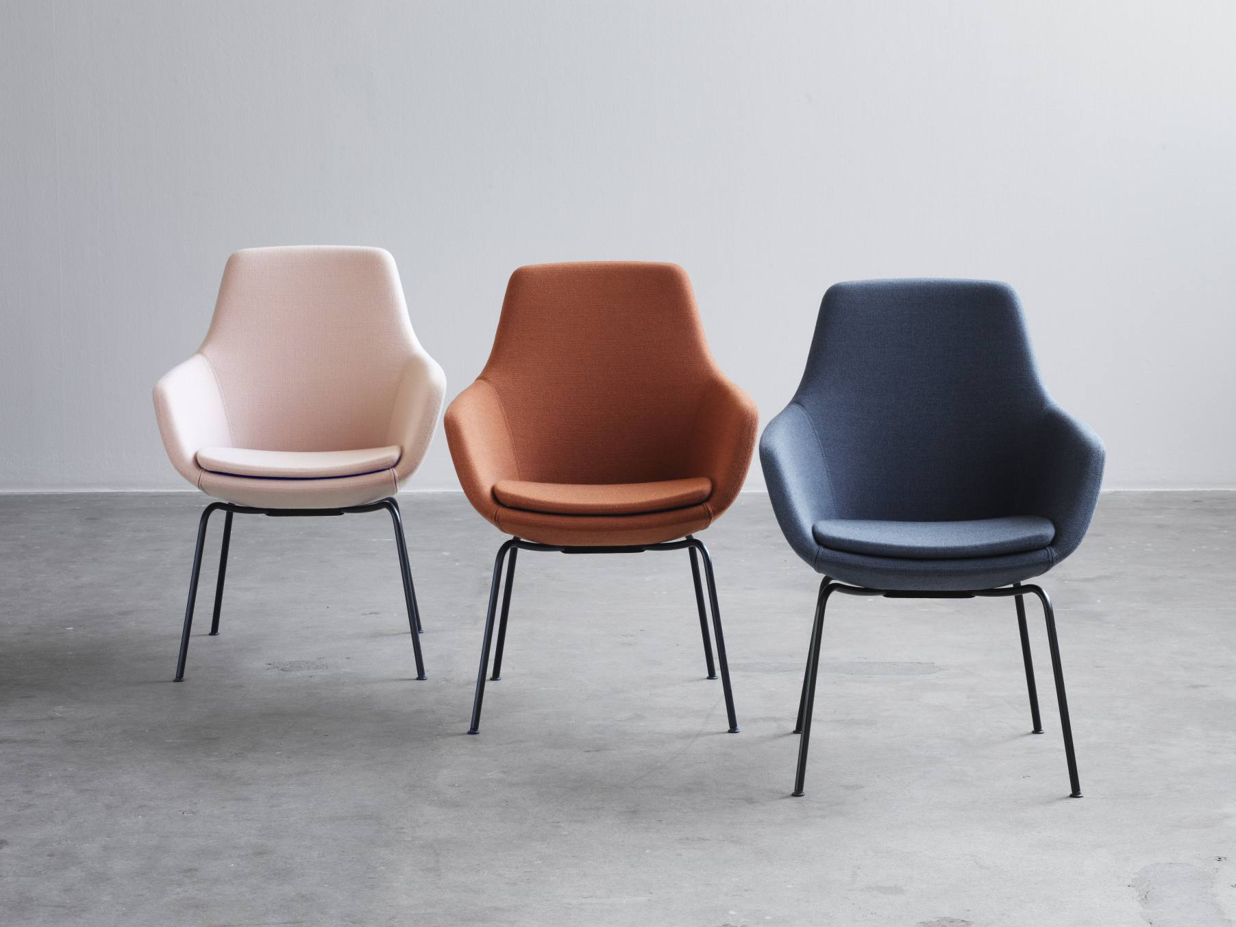 Drei Little Giraffe Stühle von Fritz Hansen in Rosa, Orange und Blau mit schwarzen Beinen.