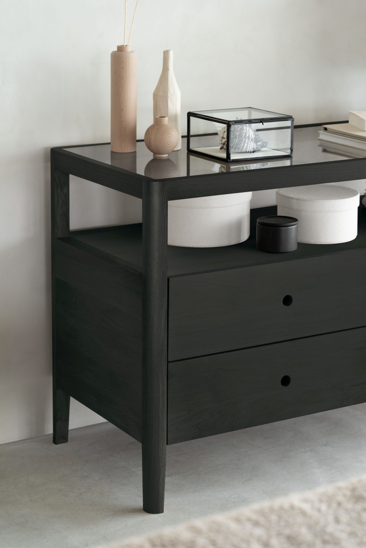 Spindle Kommode von Ethnicraft: Schwarze Holzkommode mit zwei Schubladen und Glasplatte für Schlafzimmer und Wohnzimmer.