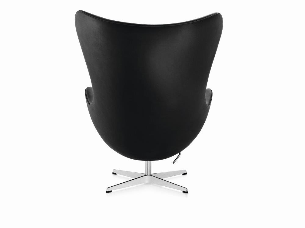 Rückansicht: Schwarzer Egg Chair Sessel von Fritz Hansen mit verchromtem Fußkreuz. Designklassiker für stilvolles Wohnen.
