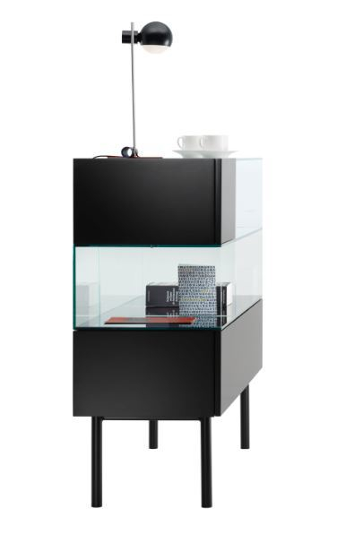 Schwarze S4 Tecta Vitrine mit Glasböden und Lampe, modernes Design für Wohnzimmer und Ausstellungsräume.