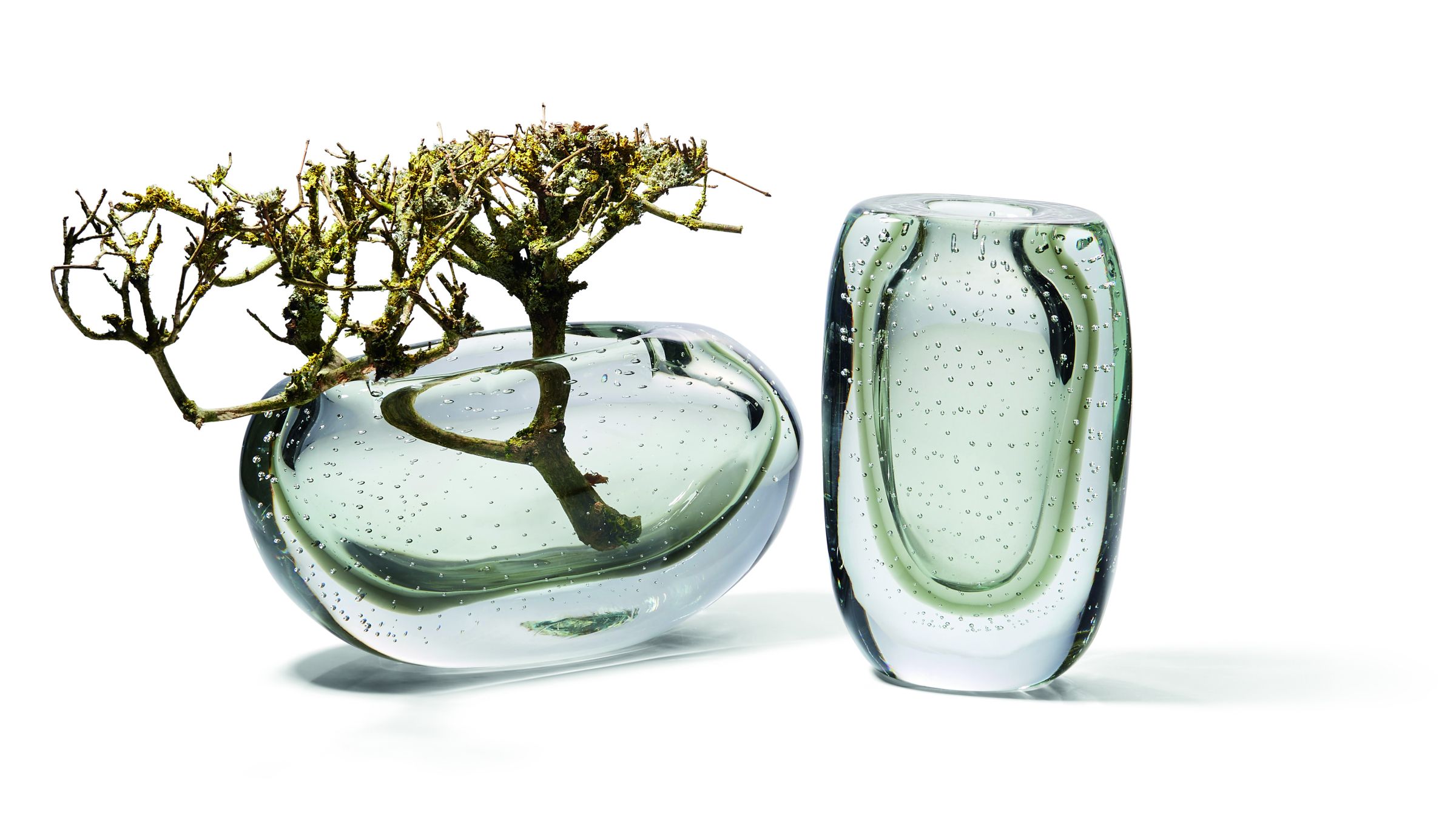 Amara Vase quer von Philippi: Zwei moderne Glasvasen in Grün mit Lufteinschlüssen.