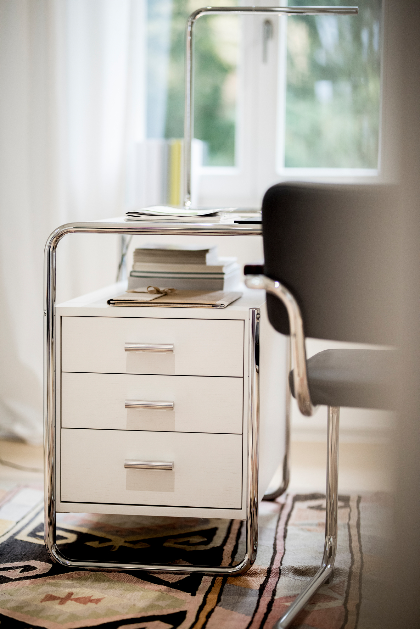 Detailaufnahme: S 285/1 Stahlrohr Schreibtisch von Thonet mit drei Schubladen und Stahlrohrgestell.