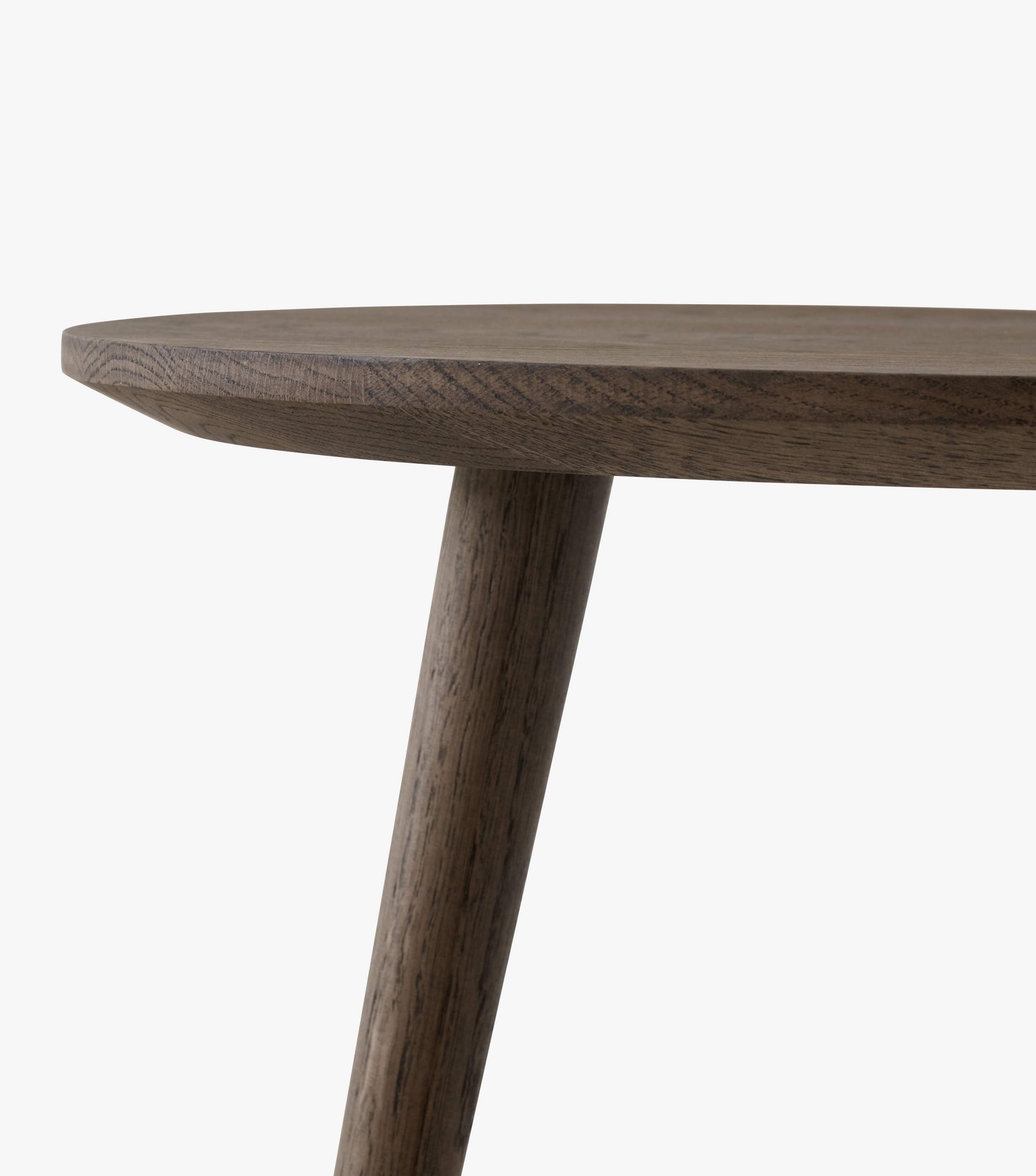 Detailaufnahme des AndTradition In Between Table SK3 aus geöltem Räuchereichenholz mit runder Tischplatte.