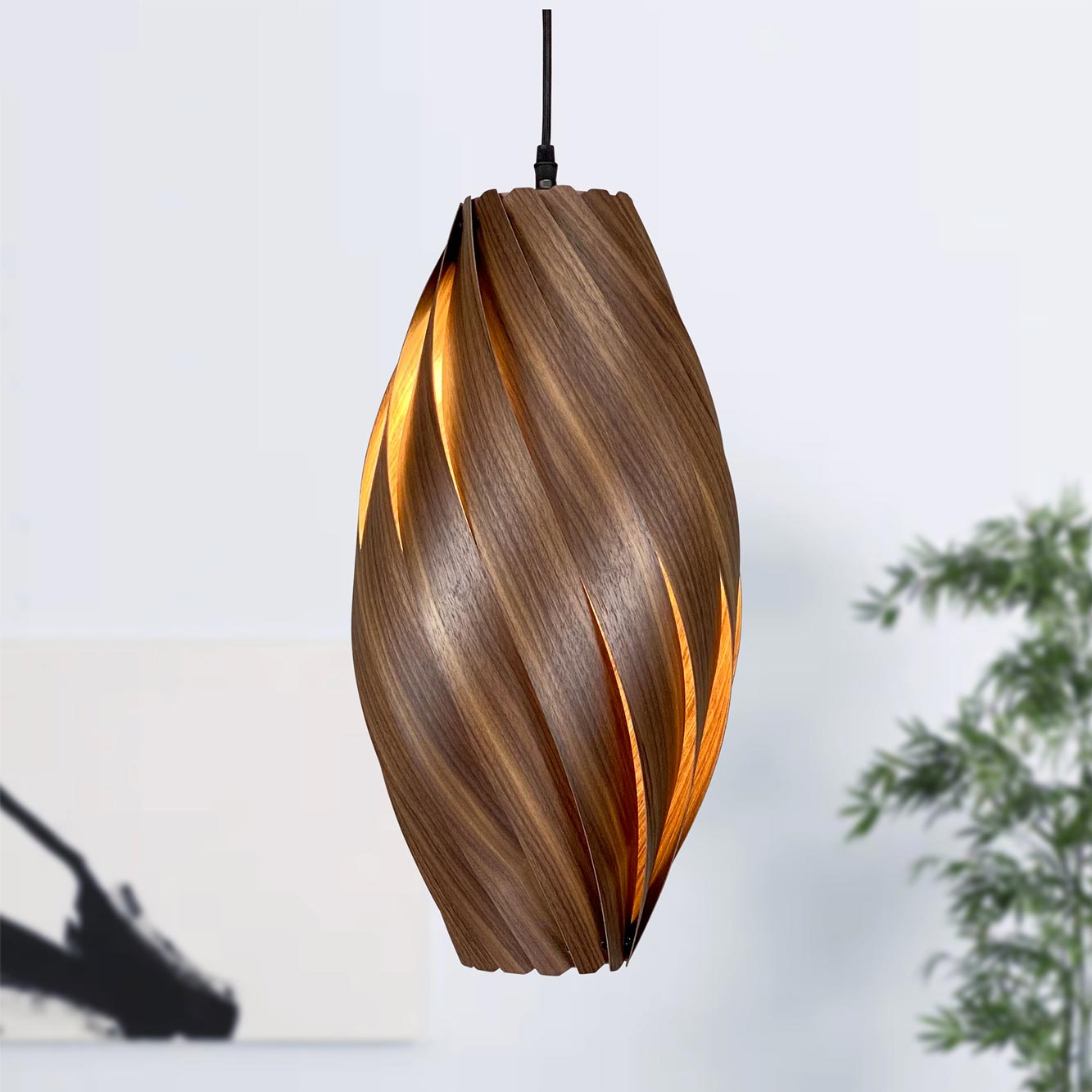 Ardére Hängeleuchte Nussbaum: Längliche Pendelleuchte aus Holz, modernes Design für Wohnzimmer und Esszimmer.