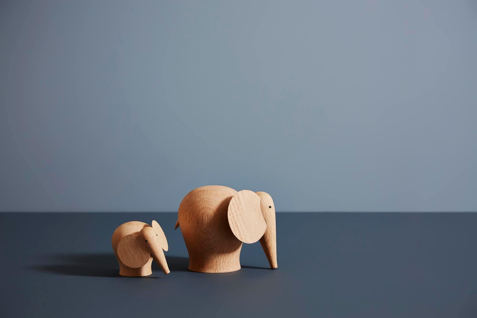 Zwei Nunu Holzelefanten, klein und aus hellem Holz, dekorative Holzfiguren.
