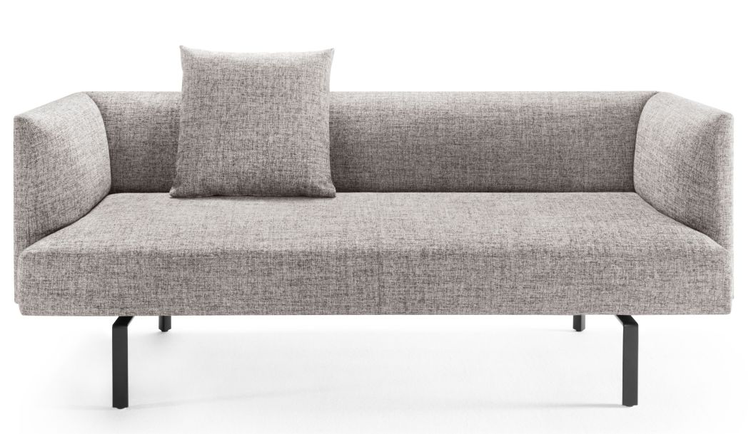 Muud Lite Sofa von Walter Knoll, modernes, freistehendes Sofa mit grauem Stoffbezug und schwarzen Füßen.
