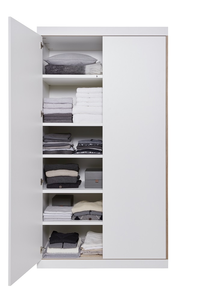 Flai Kleiderschrank von Müller Möbelwerkstätten mit zwei Türen, weiß, mit Fächern und Kleidung.