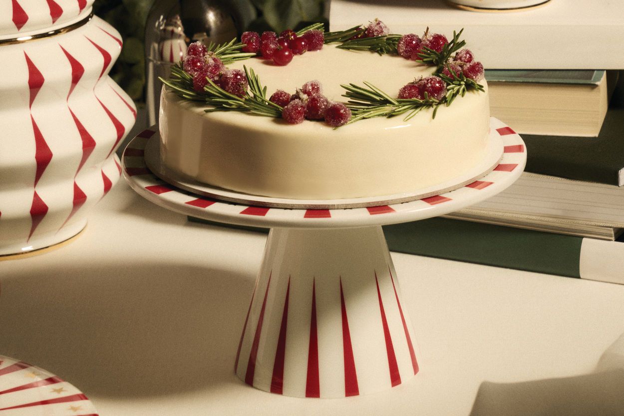 Delight Etagere von Alessi: Porzellan-Etagere mit rotem Dekor präsentiert einen festlichen Kuchen mit Beeren.
