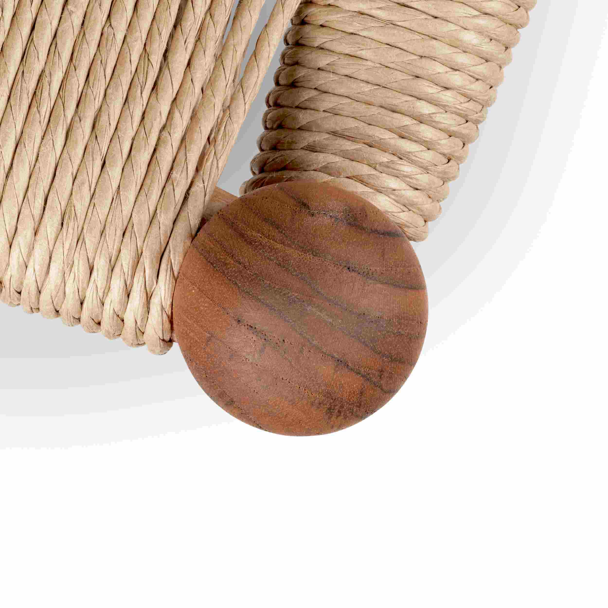 Detailaufnahme des CH24 Wishbone Chair Stuhls von Carl Hansen & Søn mit Teakholz und Papierkordel.