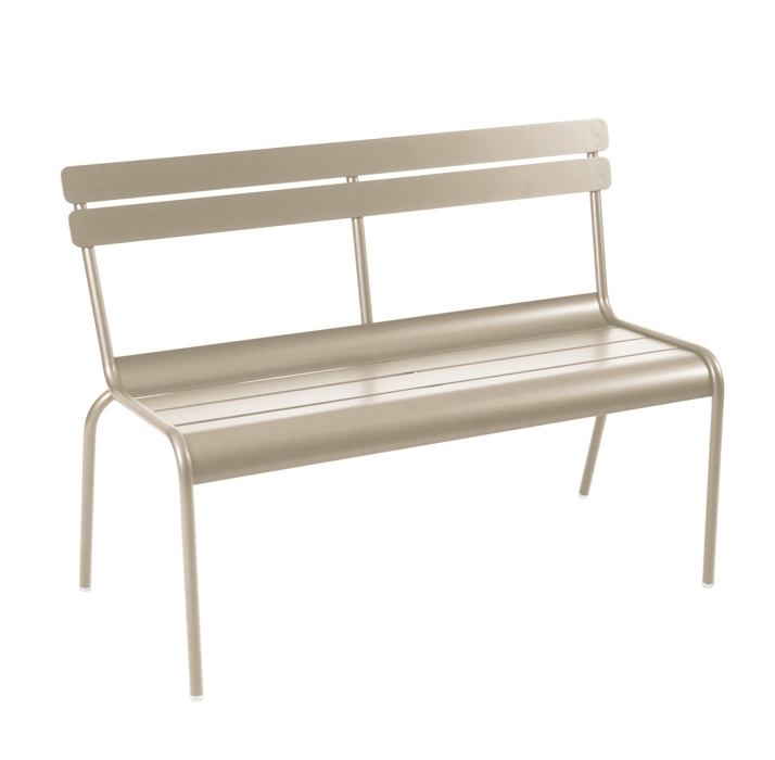 Luxembourg Bank von Fermob, eine moderne Gartenbank aus Metall in Sandbeige für den Außenbereich.