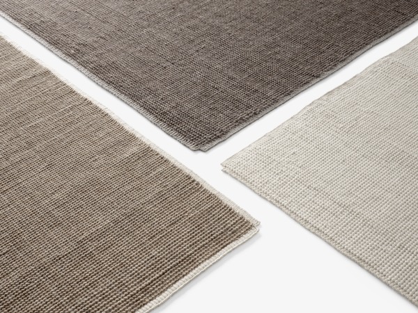 Nahaufnahme von drei Collect Rug Teppichen SC84 & SC85 von AndTradition in Beige-, Braun- und Grautönen.