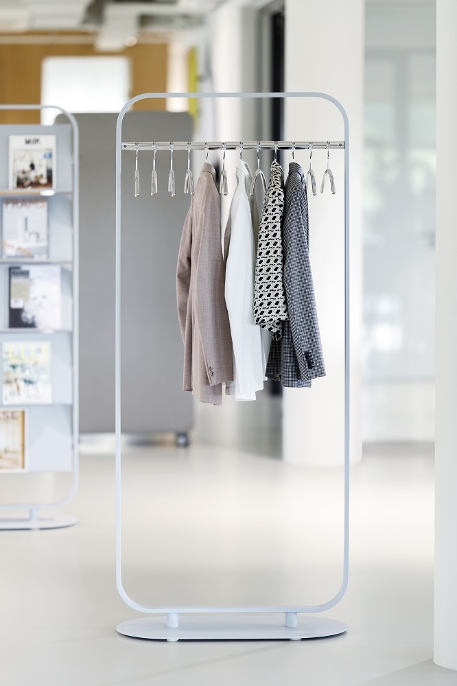 Focus Standgarderobe von Cascando, moderne, freistehende Garderobe aus Metall mit Kleiderbügeln und hängenden Jacken.