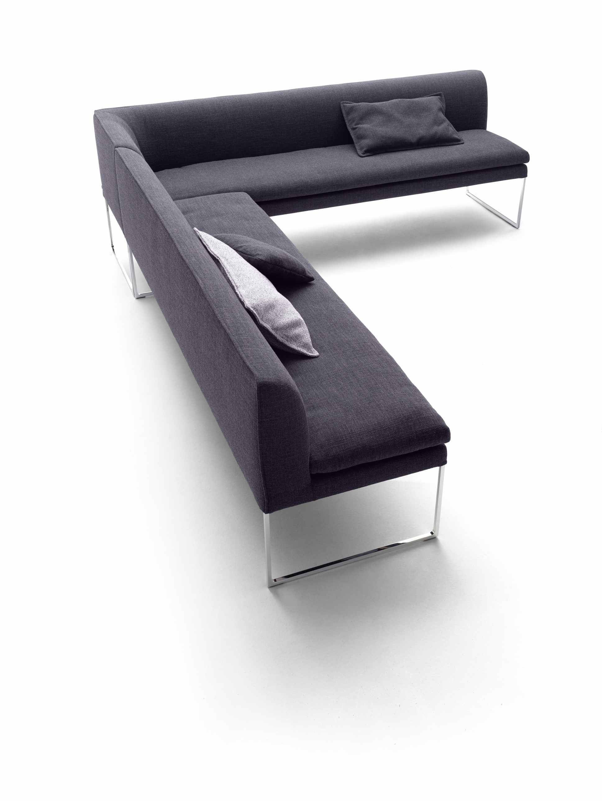 Graue Mell Polsterbank von Cor mit Chromgestell und Kissen, modernes Ecksofa für Wohnzimmer.