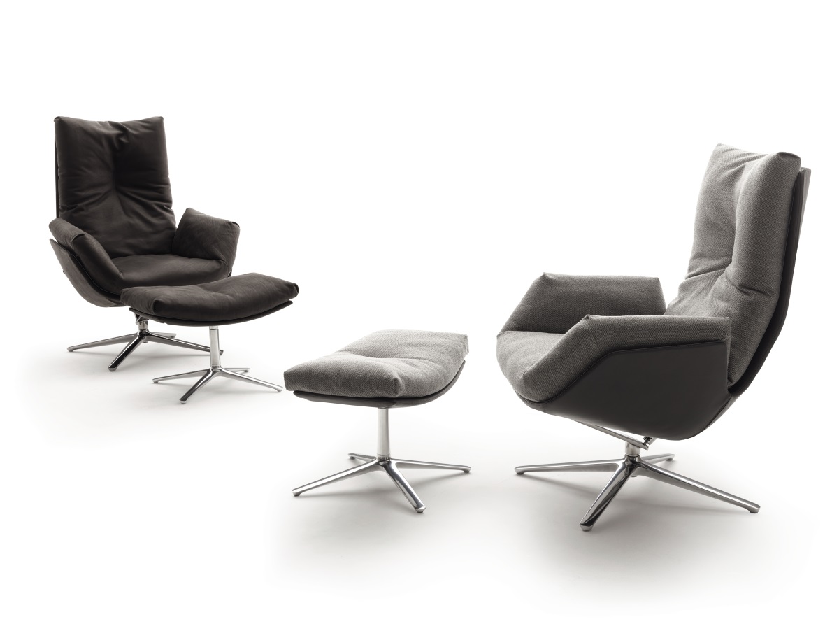 Cordia Lounge Sessel und Hocker in Grau und Schwarz mit Drehfuß aus Metall.