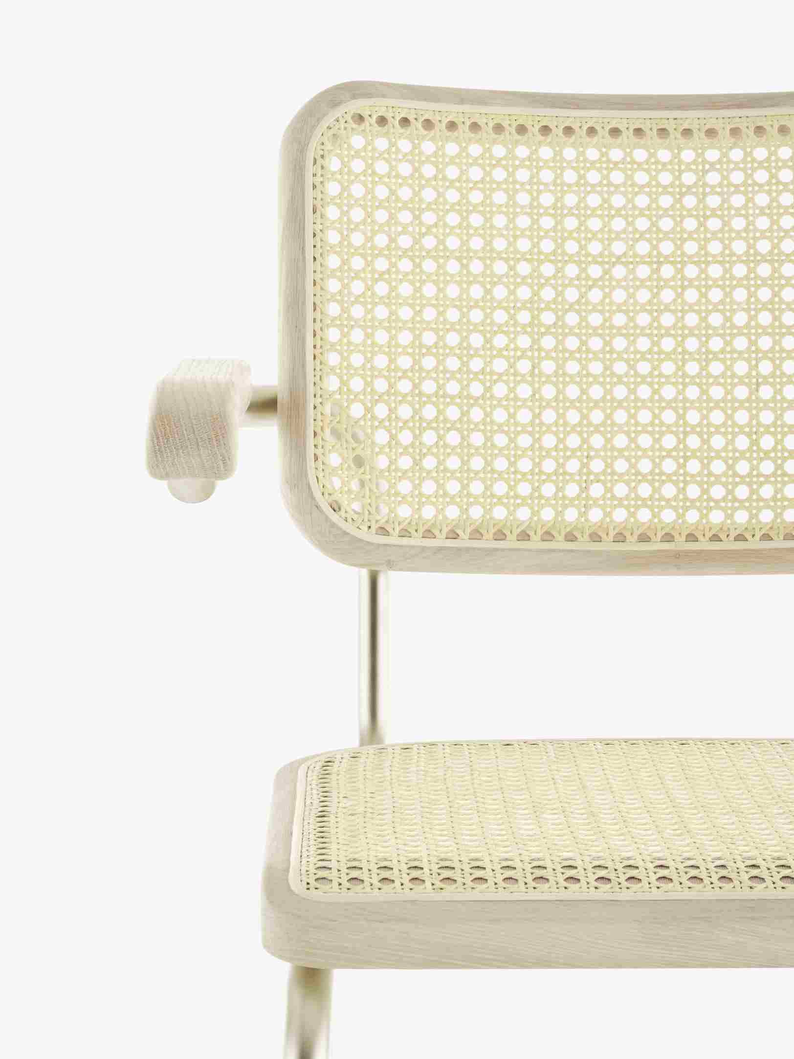 Detailaufnahme des JS. Thonet S 64 V Freischwingers mit Wiener Geflecht, hellem Holzrahmen und Armlehnen.
