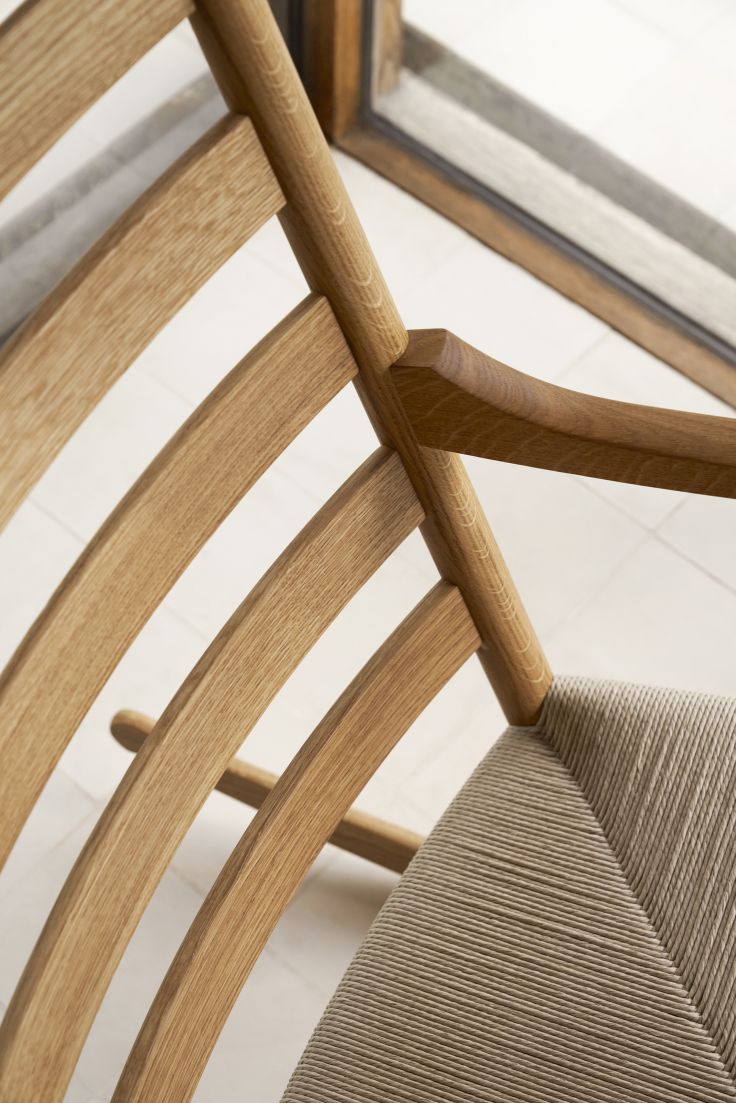 Detailaufnahme des CH45 Schaukelstuhls von Carl Hansen, mit hellem Holzrahmen und geflochtener Sitzfläche.