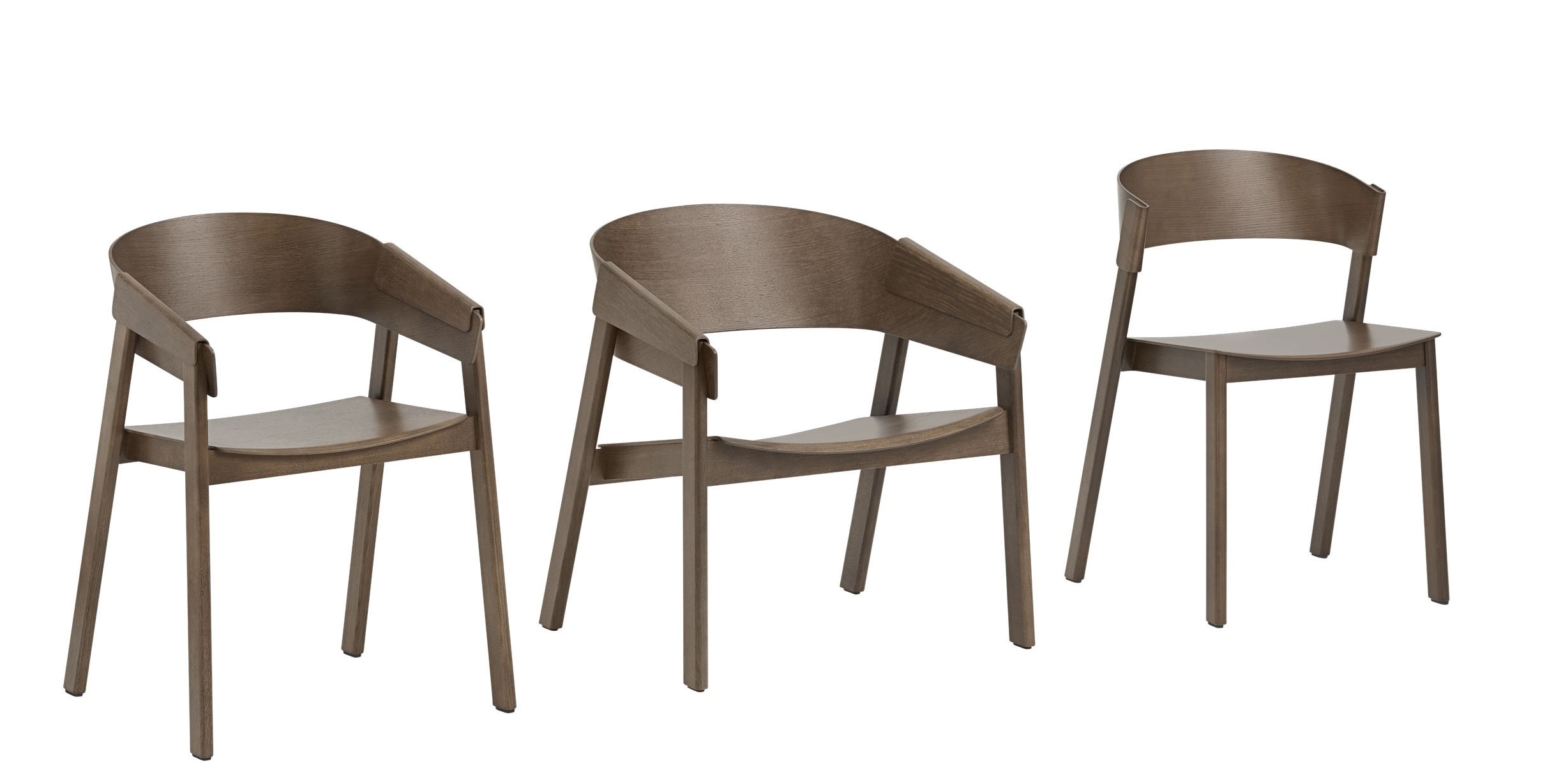 Drei Muuto Cover Side Chairs aus Holz in verschiedenen Perspektiven auf weißem Hintergrund.