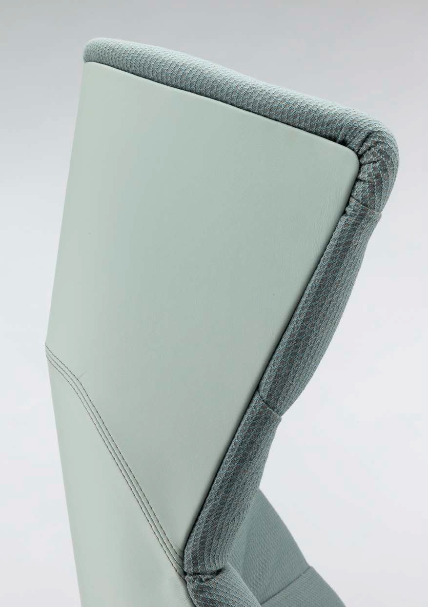 Detailaufnahme der Rückenlehne des Thonet 808 Lounge-Sessels in hellgrauem Leder und Stoffbezug.