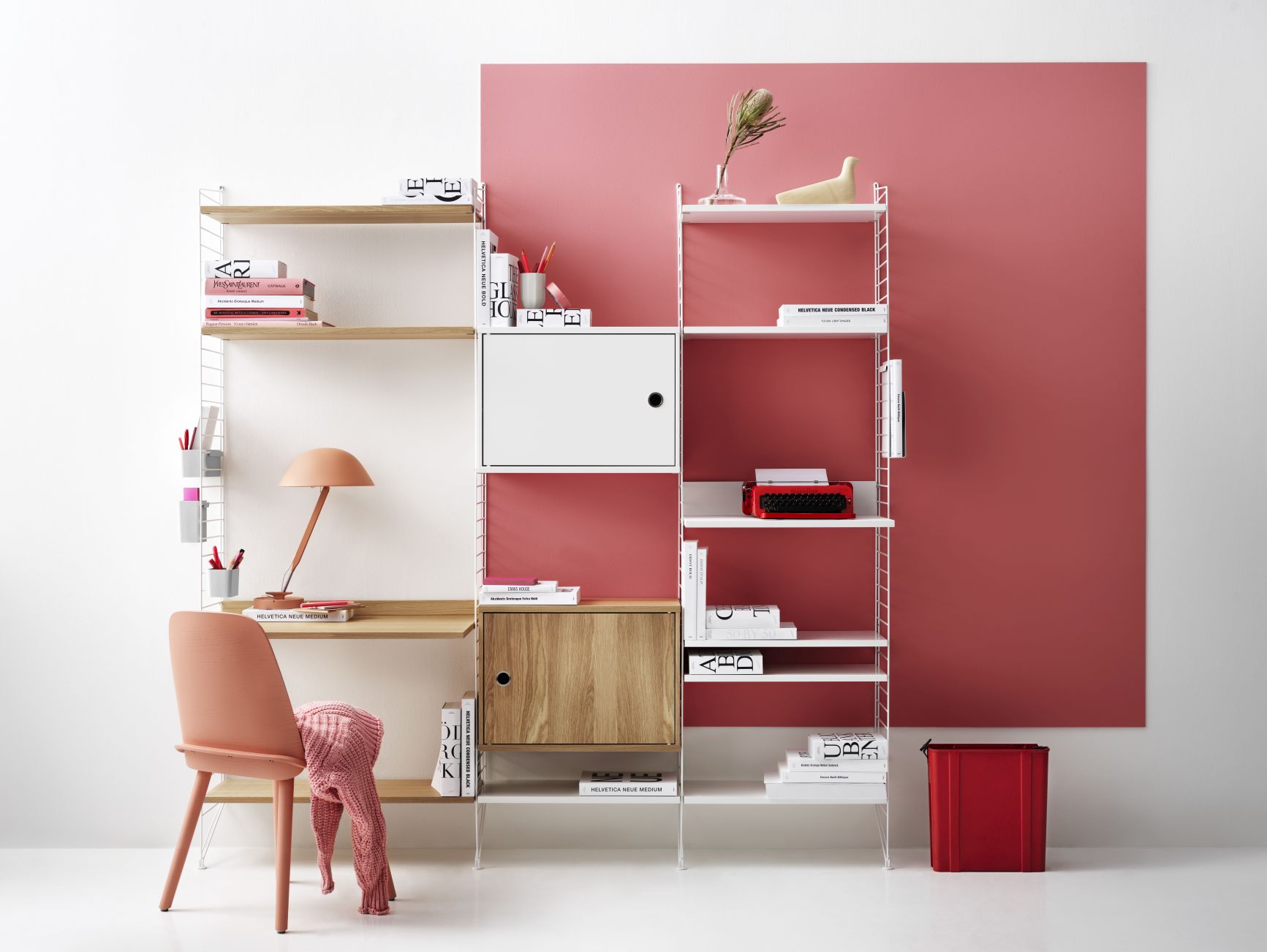 Modernes String Regalsystem in Weiß und Holz für Wohnzimmer und Büro.