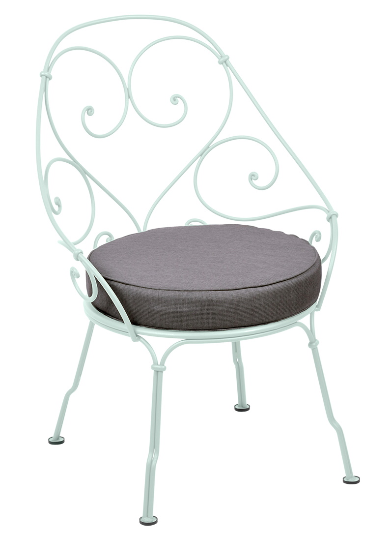 Fermob 1900 Sessel Cabriolet Outdoor, hellblaues Metallgestell mit grauer Sitzauflage, Gartenmöbel für Terrasse und Balkon.
