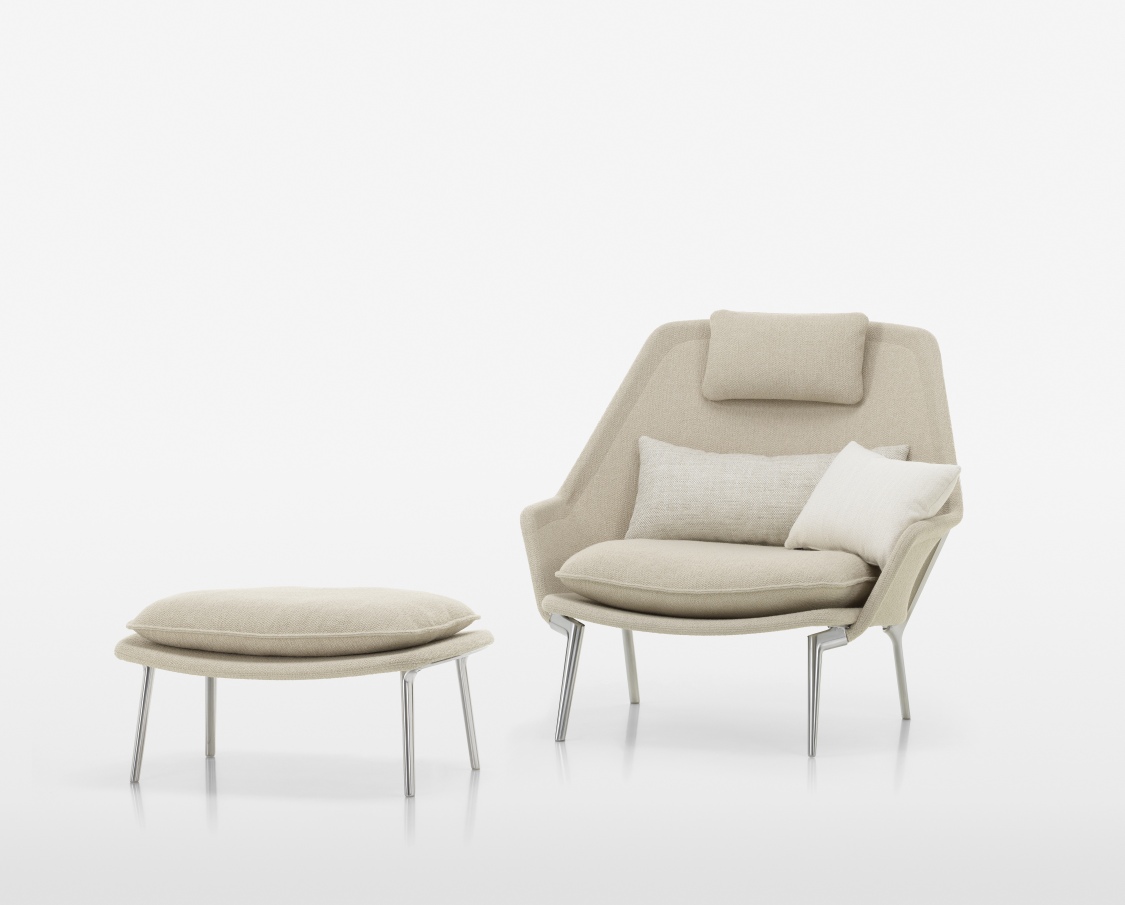 Vitra Slow Chair mit Ottoman in Stoff, beiger Sessel mit Fußhocker und Kissen.