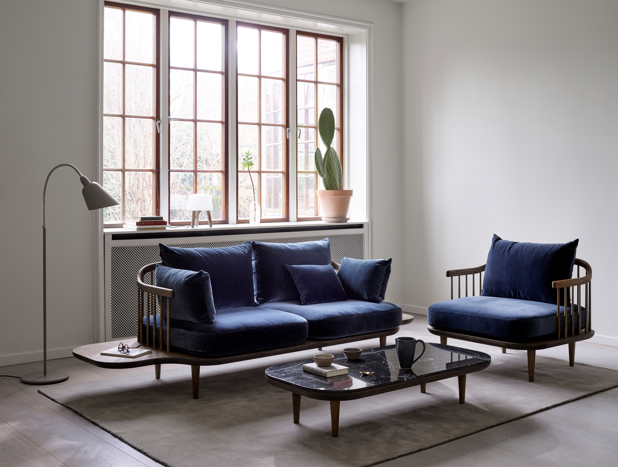 Wohnzimmer Interieur mit blauem Fly Lounge Sessel und passendem Sessel von AndTradition, skandinavisches Design.