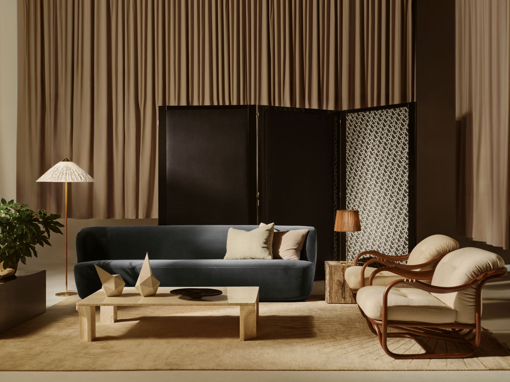 Elegantes Wohnzimmer-Interieur mit Sofa, Sesseln, Couchtisch und der 9602 Stehleuchte von Gubi, die warmes Licht spendet.
