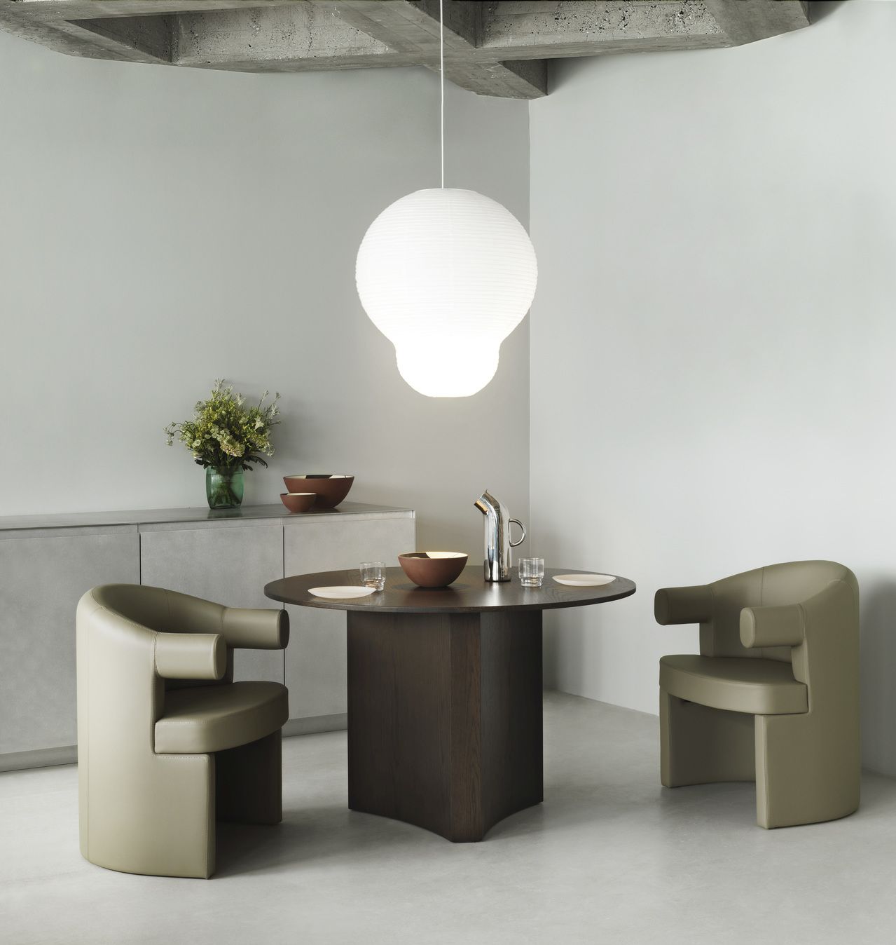 Beigefarbener Burra Chair Stuhl von Normann Copenhagen am Esstisch, modernes Möbeldesign.
