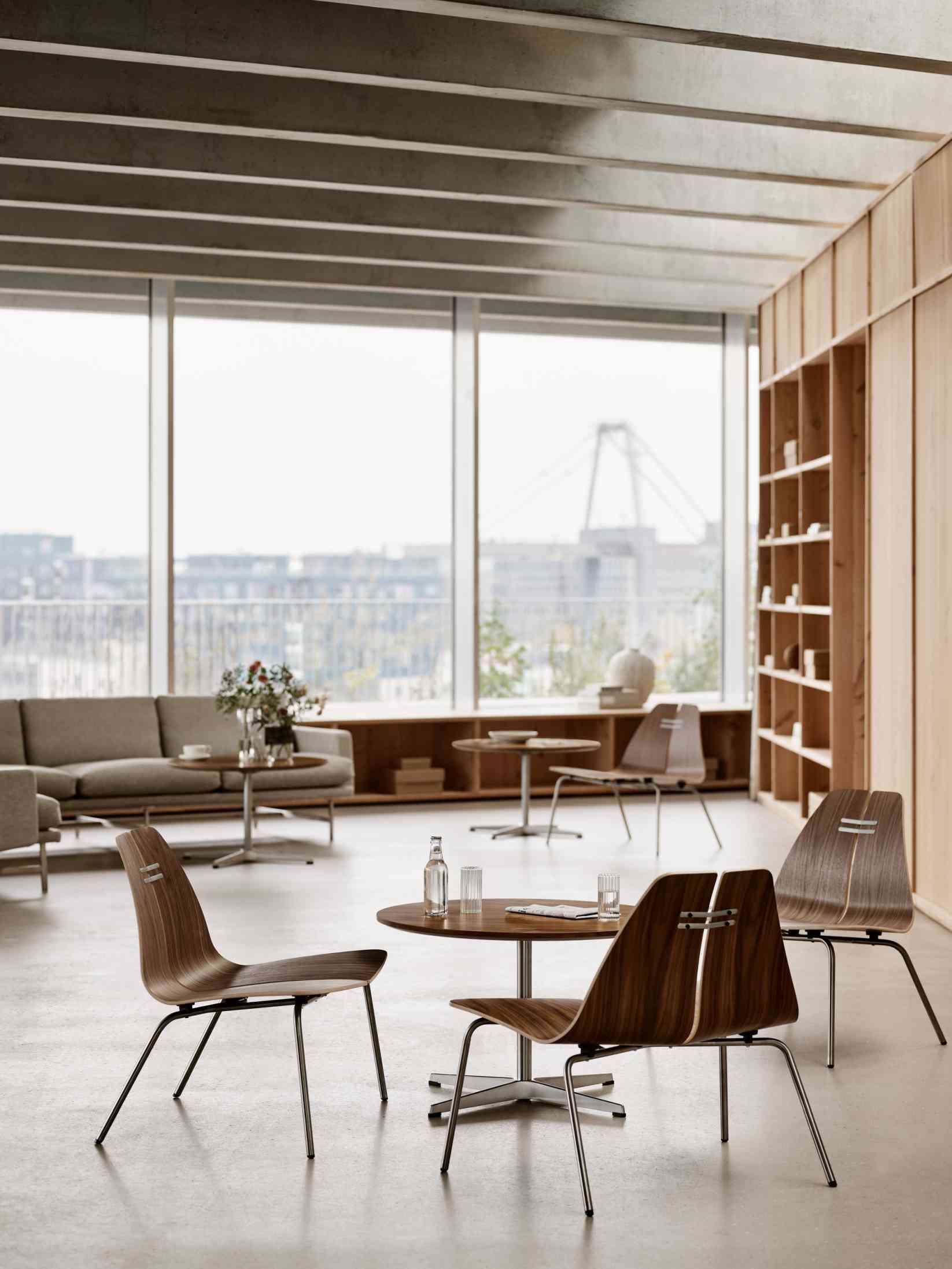 Helle Büroumgebung mit Fritz Hansen PK23 Loungesesseln aus Holz und Stahl, minimalistisches Design für modernes Wohnen.