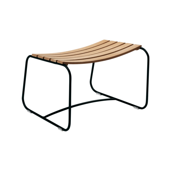 Fermob Surprising Outdoor Fußhocker: Moderner Hocker aus Holzlatten und schwarzem Metallgestell für Garten und Terrasse.