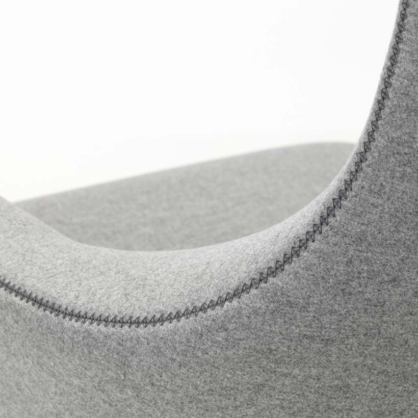 Detailaufnahme: Grauer Grand Repos Sessel von Vitra mit Ziernähten und hochwertigem Stoffbezug.