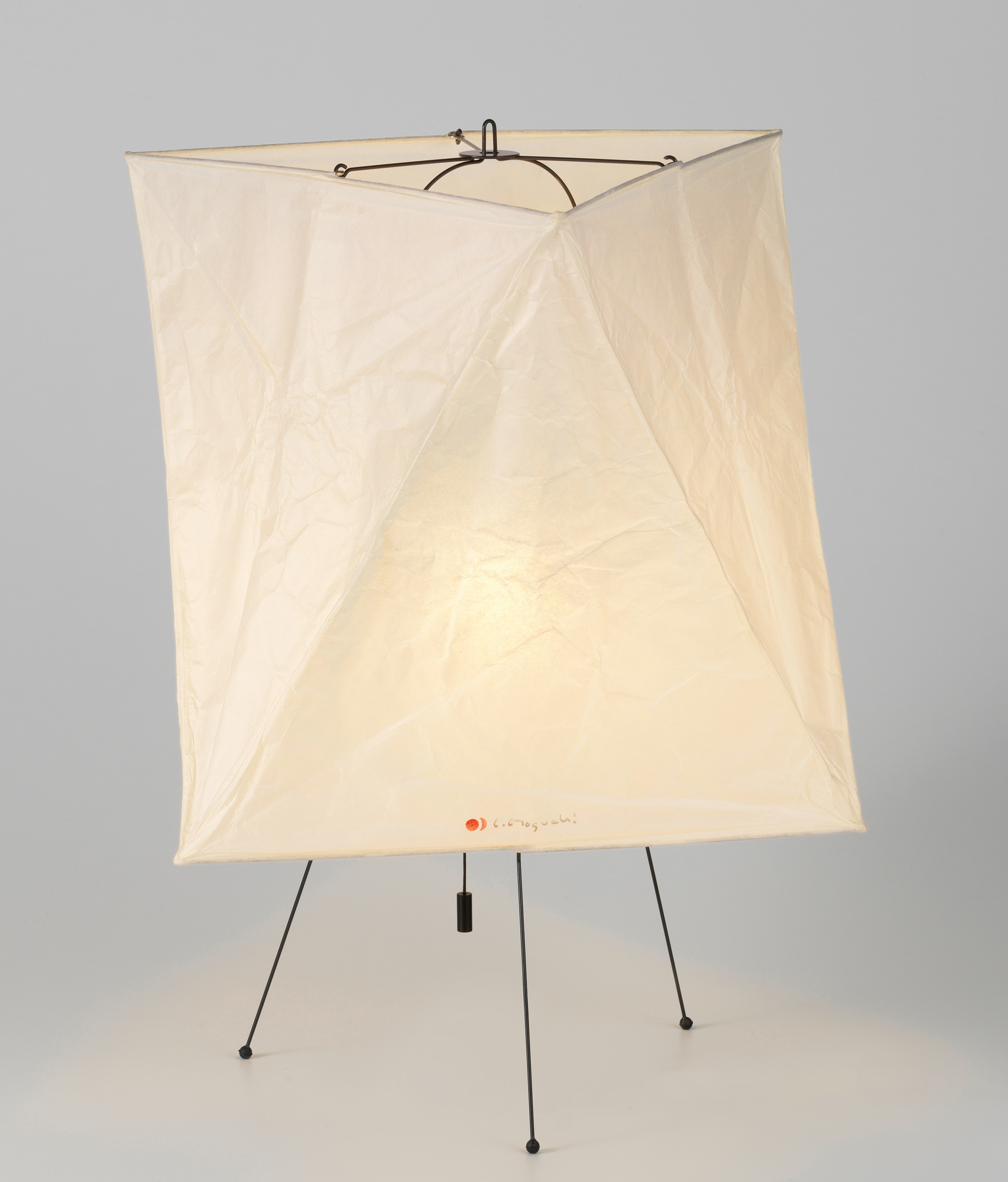 Akari YA2 Tischleuchte von Vitra: Quadratische Papierleuchte auf filigranem, schwarzem Metallgestell.