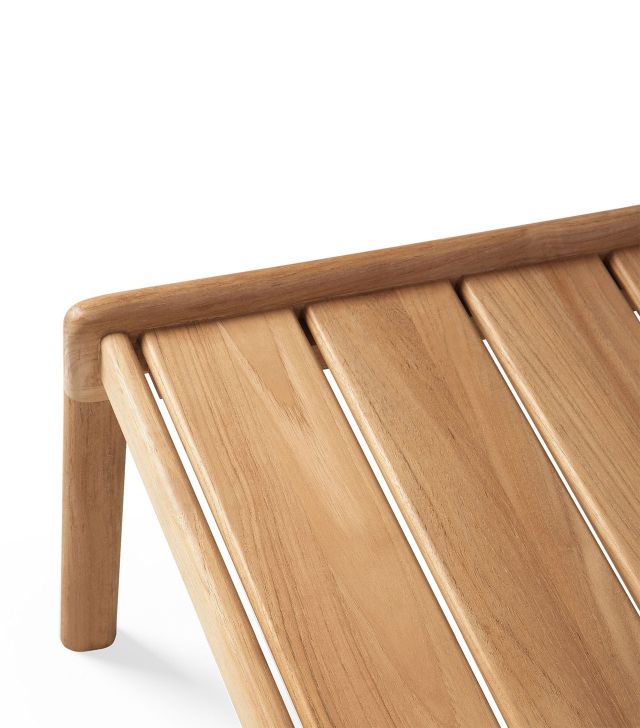 Detailaufnahme: Ethnicraft Jack Outdoor Beistelltisch aus Teakholz mit Lattenstruktur und abgerundeten Kanten.