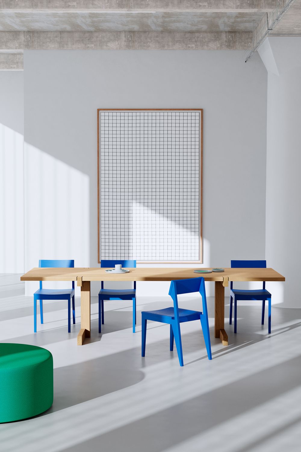 SCHULZ Stuhl in Berliner Blau an einem Holztisch, moderner Esszimmerstuhl für stilvolles Wohnen.