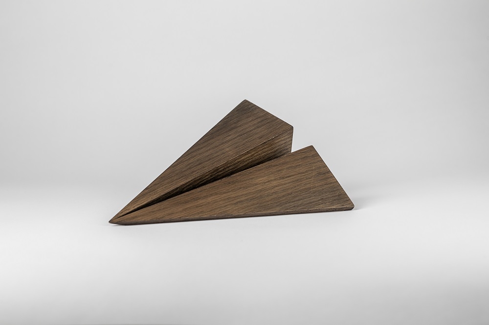 Maverick Paperplane houten figuur papieren vliegtuigje Boyhood groot gerookt eikenhout UNIEK EXEMPLAAR
