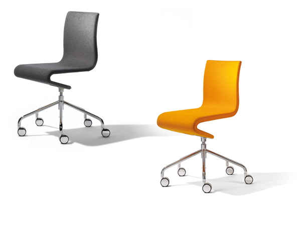 Grauer und gelber Bürostuhl auf Rollen mit Chromgestell, moderne ergonomische Sitzmöbel für das Büro.