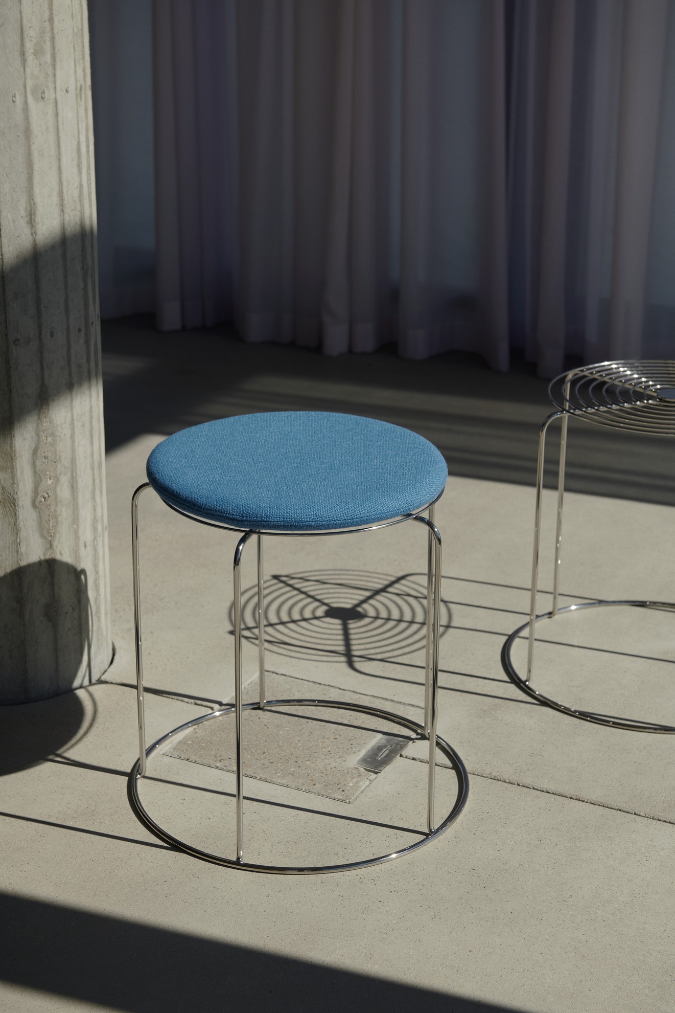 Blauer Seat Pad Sitzkissen für AndTradition Wire Stool Hocker, modernes Möbeldesign aus Stahl.
