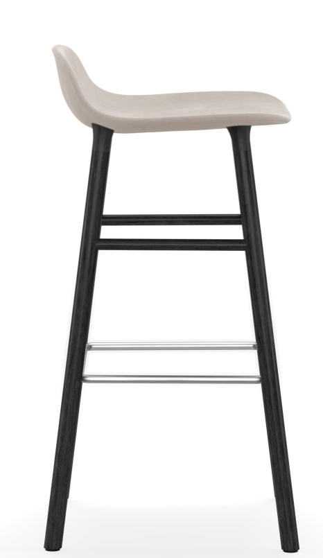 Normann Copenhagen Form Barhocker H75 cm, gepolsterter Sitz und dunkles Holzgestell, Fußstütze aus Metall.