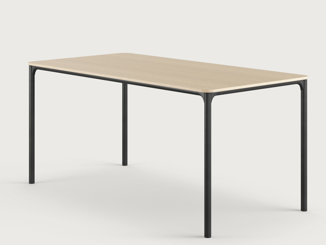 Nate Tisch von Brunner mit hellem Holz und schwarzem Vierfußgestell. Bürotisch, Esstisch.